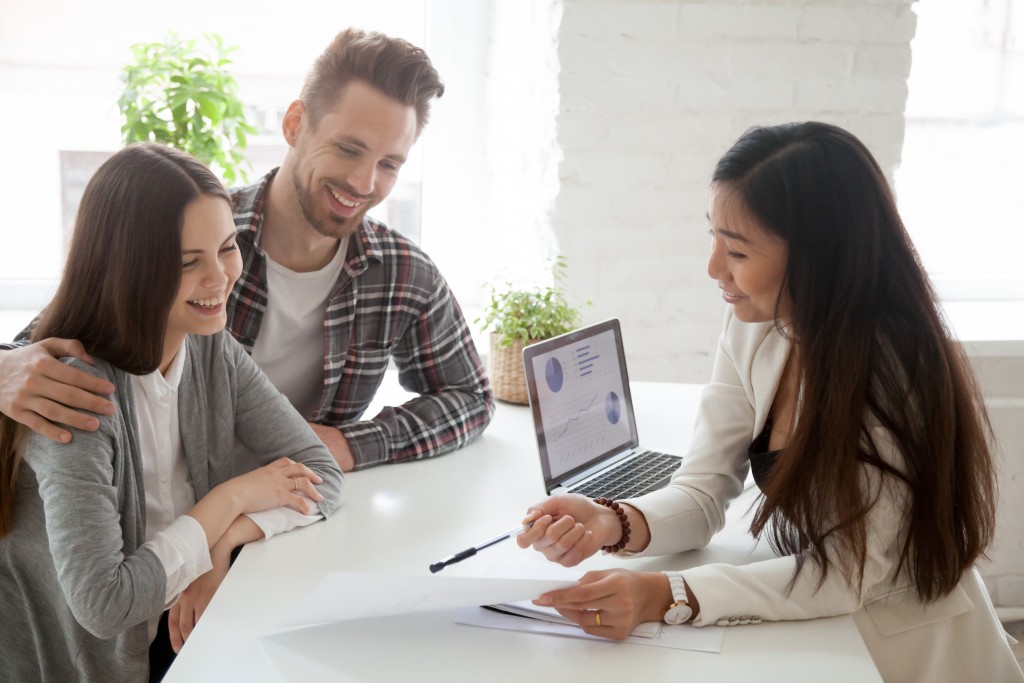 couple talking to a mortgage lender