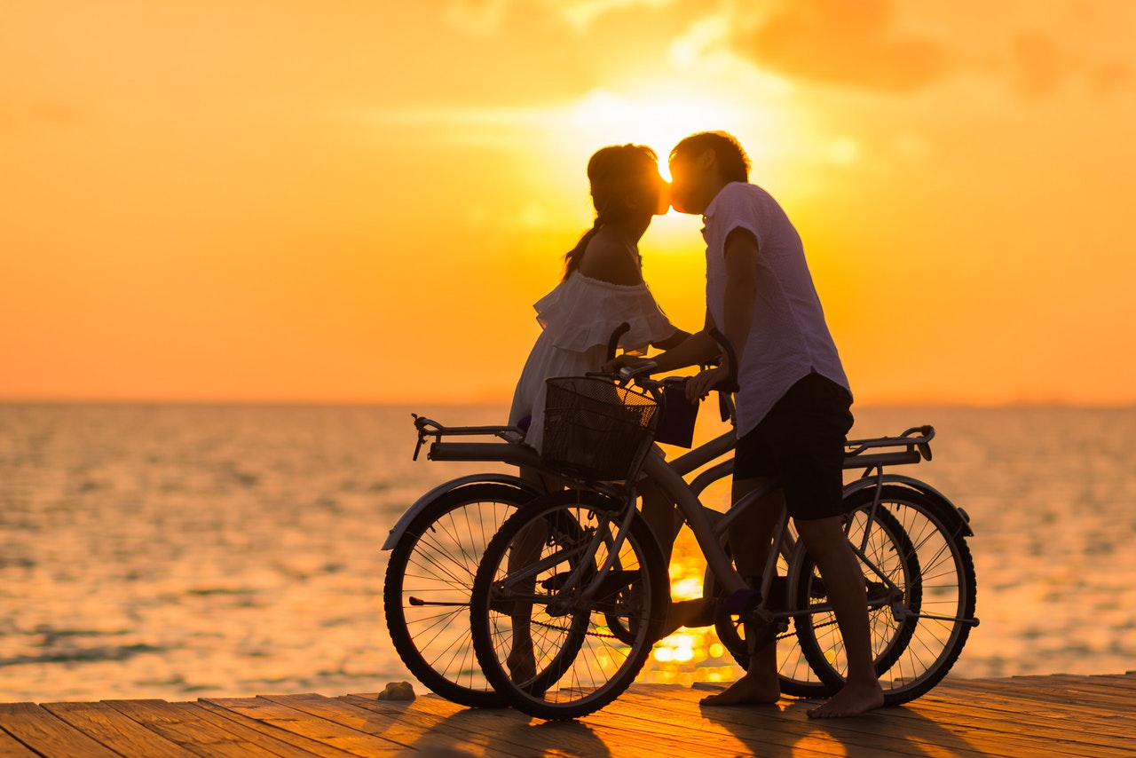 couple kissing in the sunset